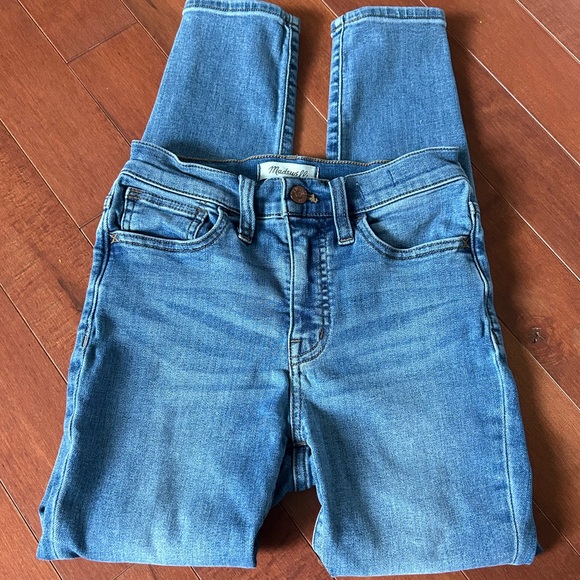 Madewell Petite 10" High-Rise Roadtripper Authentic Jeans in Vinton Wash - Picture 5 of 11